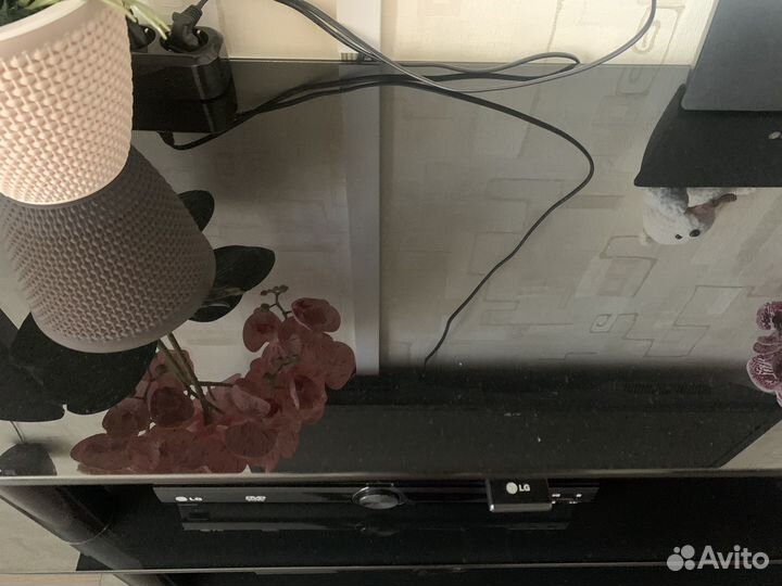 Стеклянная тумба под тв