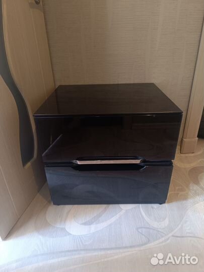 Стеклянная тумба под тв