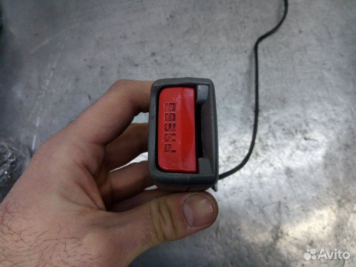 Ответная часть ремня безопасности передняя правая