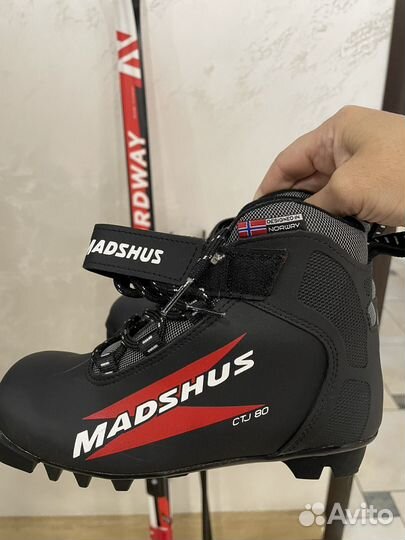 Лыжные ботинки и лыжи