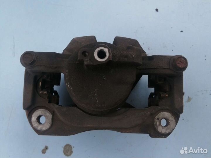 Суппорт передний правый toyota camry 40