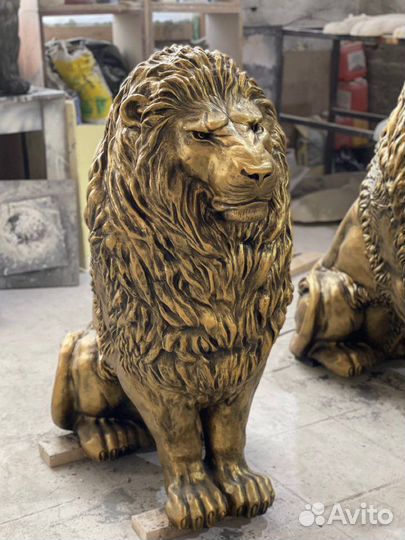 Большая садовая скульптура льва