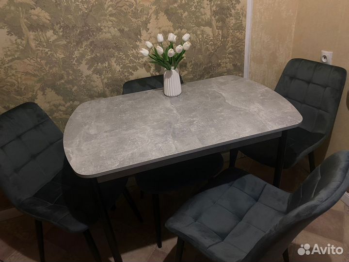 Стол и стулья