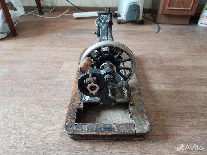 Старинная швейная машинка