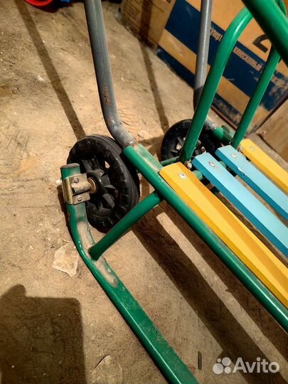 Детские санки с колесами и ручкой