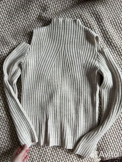 Свитер бежевый