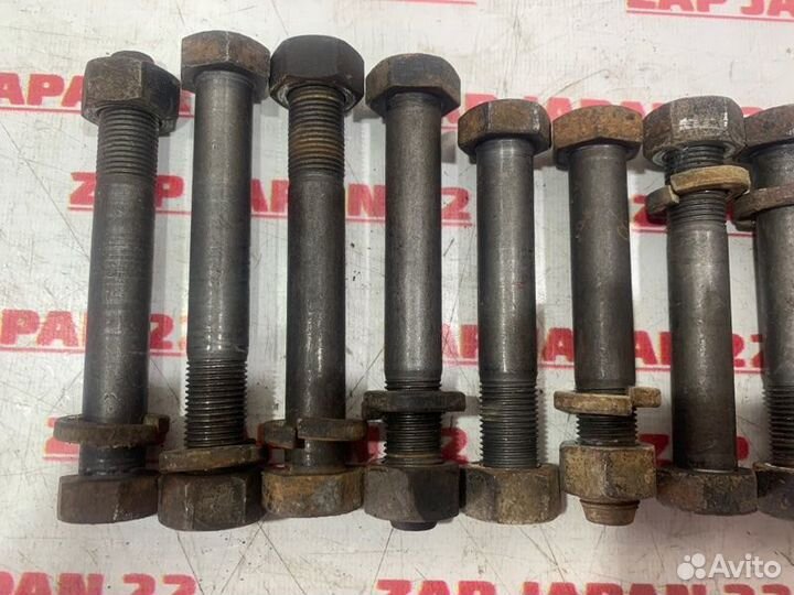 Болты подвески задние Mitsubishi Delica PE8W 4M40