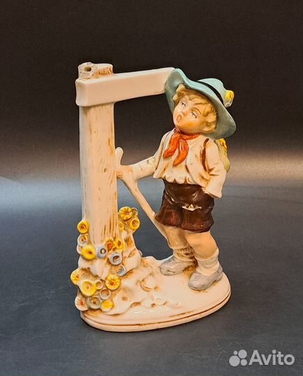 Фарфоровая статуэтка 
