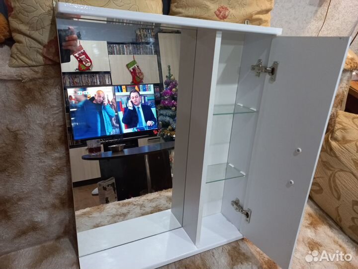 Полка в ванную с зеркалом