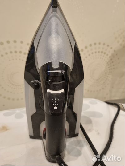 Утюг и гладильная доска