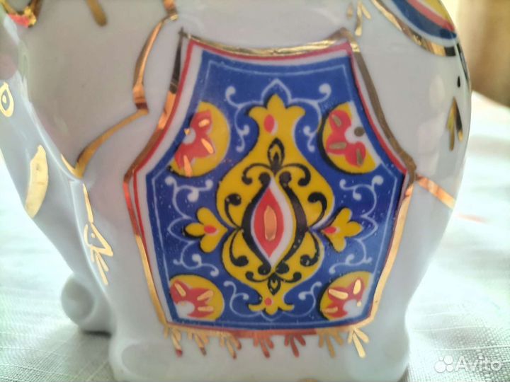 Слон фарфоровый