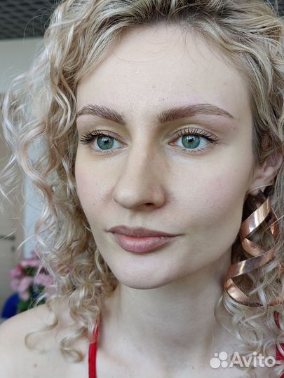 Модель на брови