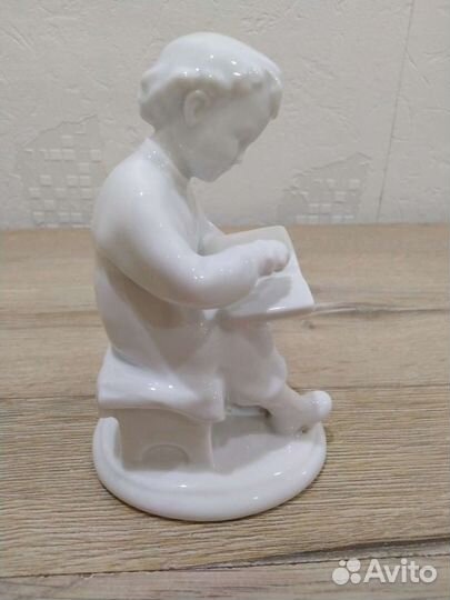 Фарфоровая статуэтка Мальчик (маленький Ленин ) с