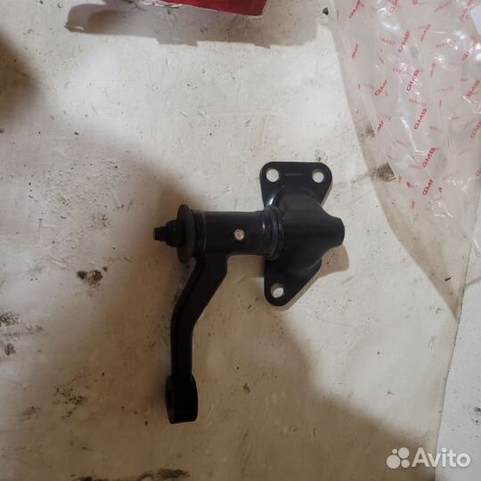 Рычаг маятниковый, правый Ниссан тирано