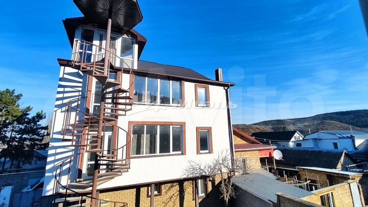 Дом 290 м² на участке 7,7 сот.