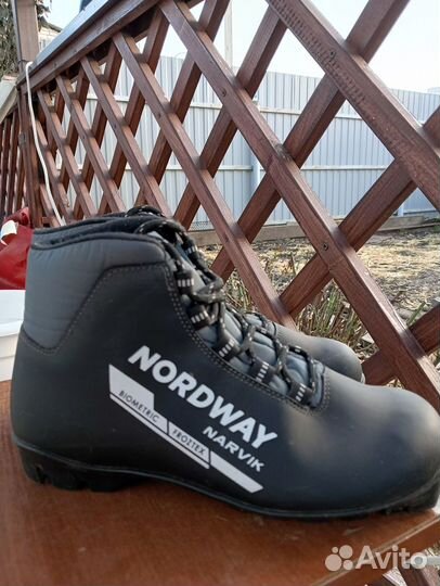 Лыжи с палками и ботинками