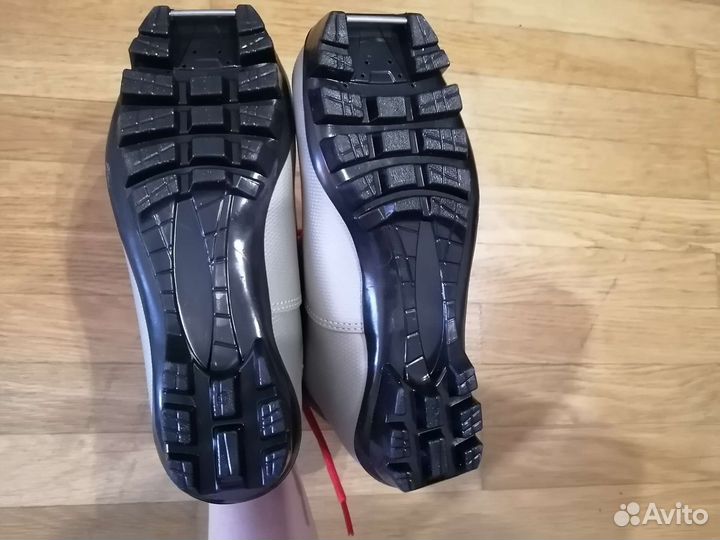 Лыжи беговые с ботинками 36р