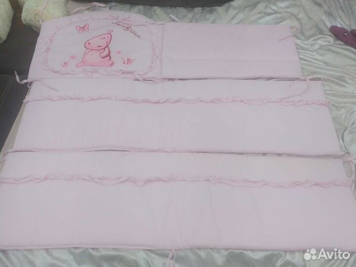 Продаю бортики в детскую кроватку в отличном состо