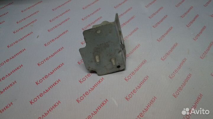 Nissan 62211-AU300 Кронштейн левый