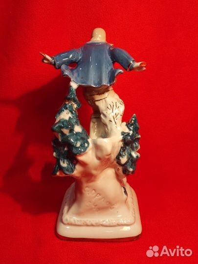 Фарфоровая статуэтка Лыжник пионер Вербилки