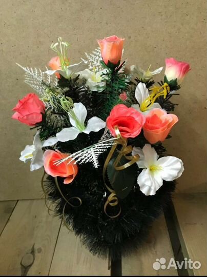 Букет искусственных цветов в корзине