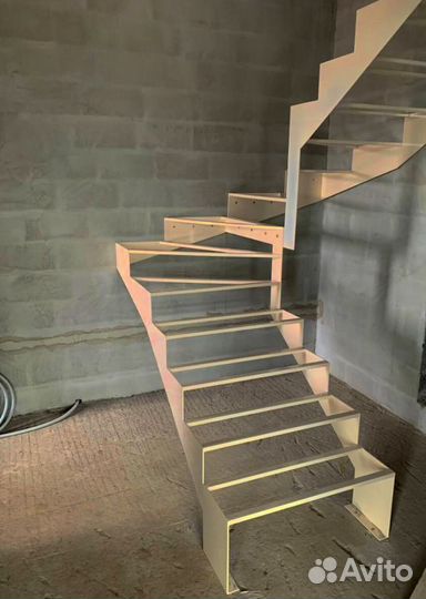 Лестницы г-образные
