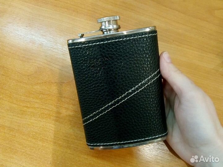 Фляжка и рюмки