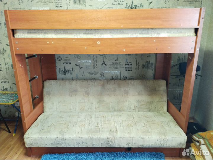 Двухъярусная кровать и диван