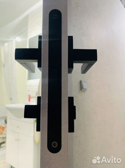 Белые двери со стеклом склад