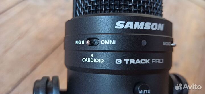 Студийный конденсаторный микрофон