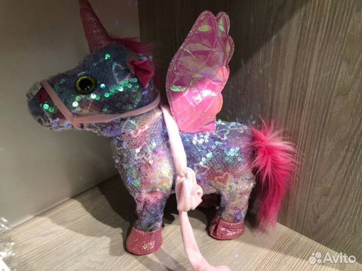 Единорог с пайетками на поводке, ходит