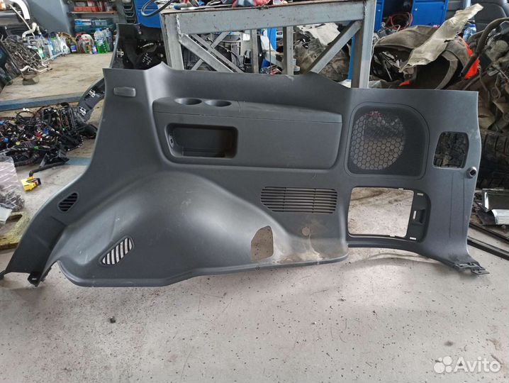 Обшивка багажника задняя правая Lexus LX 570