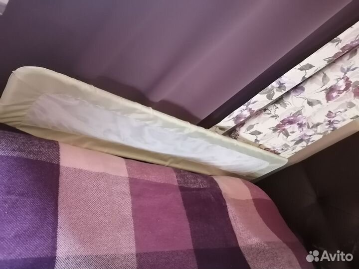 Защитный бортик для детской кровати