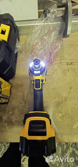 Винтоверт Dewalt dcf 860