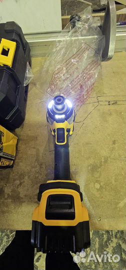 Винтоверт Dewalt dcf 860