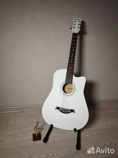 Гитара с медиатором