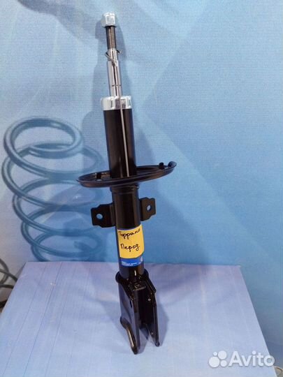Амортизатор стойка перед Nissan terrano D10 Лев, П