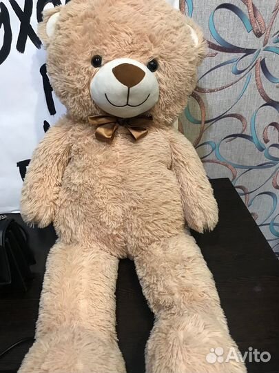 Большой плюшевый медведь