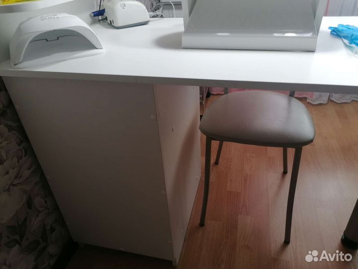 Маникюрный стол