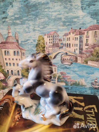 Три статуэтки: лошадь, кошка и дельфины