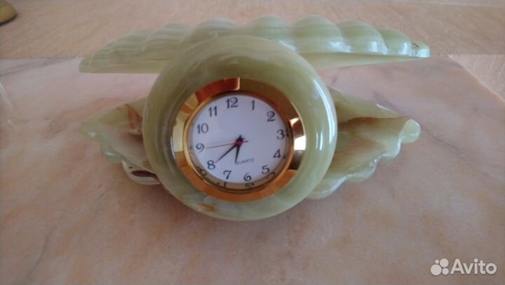 Часы из оникса