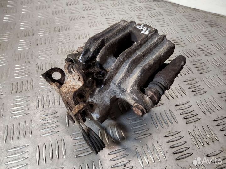 Задний правый суппорт со скобой Passat B5