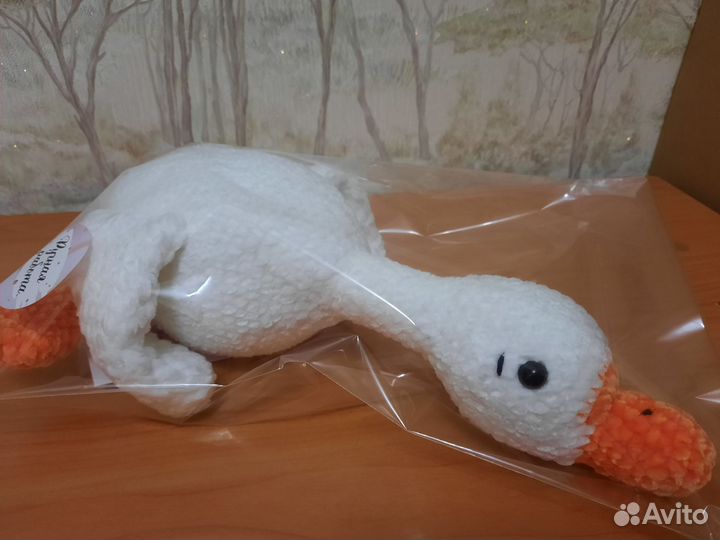 Вязаная игрушка Гусь обнимусь белый