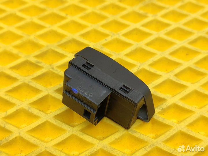 Кнопка центрального замка передняя Volkswagen