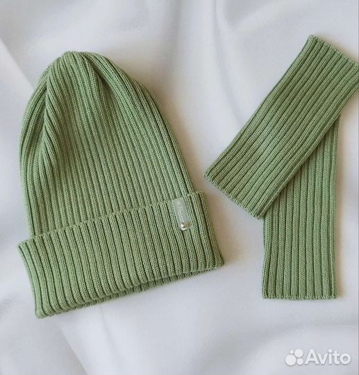 Комплект вязаный (шапка +митенки)