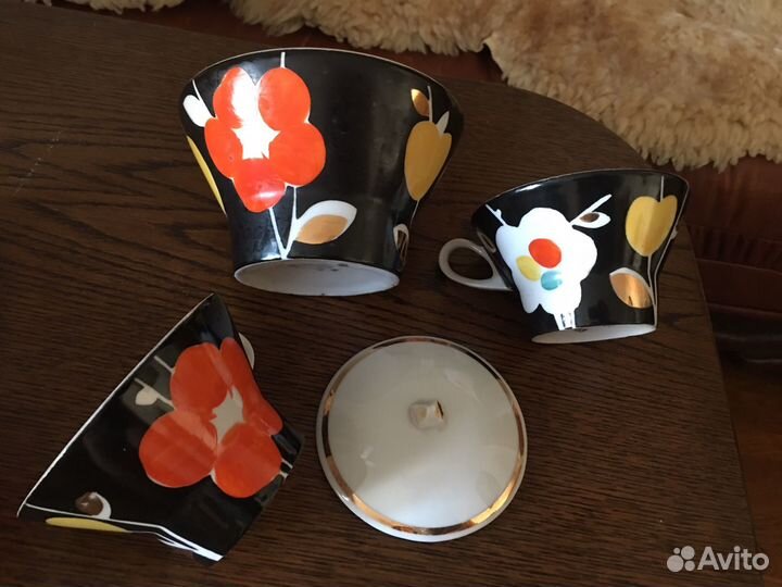 Чашки Маки на черном Дулево, тарелка Буды 37 г