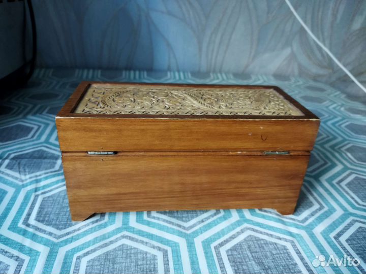 Деревянная шкатулка