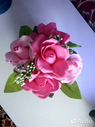 Композиция из искусственных цветов