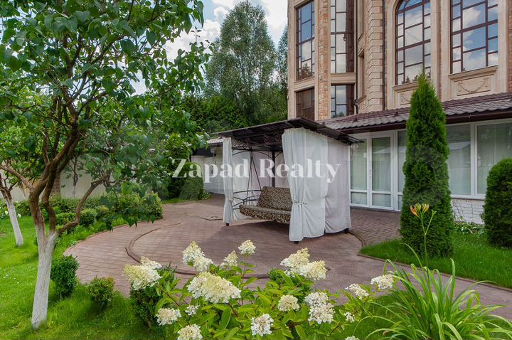 Дом 450 м² на участке 20 сот.