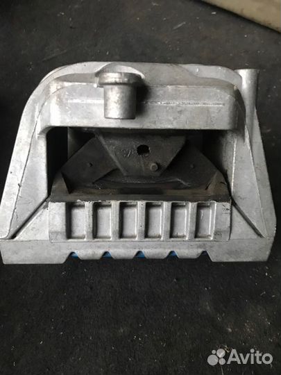 Подушка двигателя правая Volkswagen Passat B6 2006